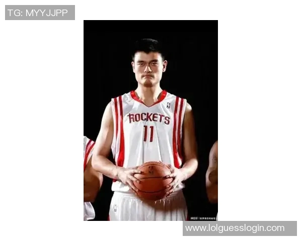 姚明展现无与伦比的力量与技巧成就篮球传奇之路