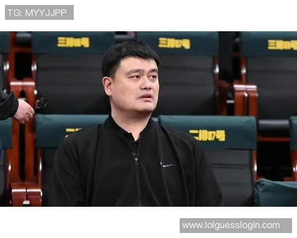 姚明右脚受伤引发关注球迷期待他早日康复重返赛场